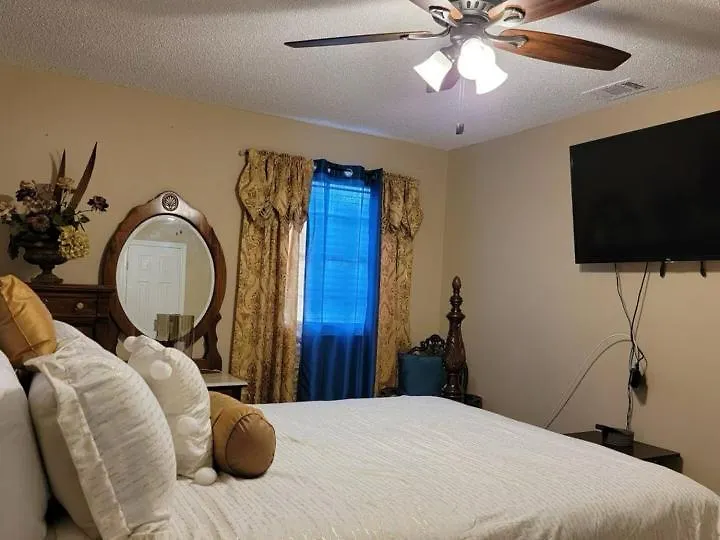 Cozy Oak Street Luxury Stay Port Wentworth 5*,  United States